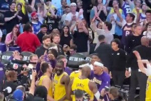 這球隊氛圍真的愛了！賽后所有湖人球員都圍著東契奇慶祝勝利！